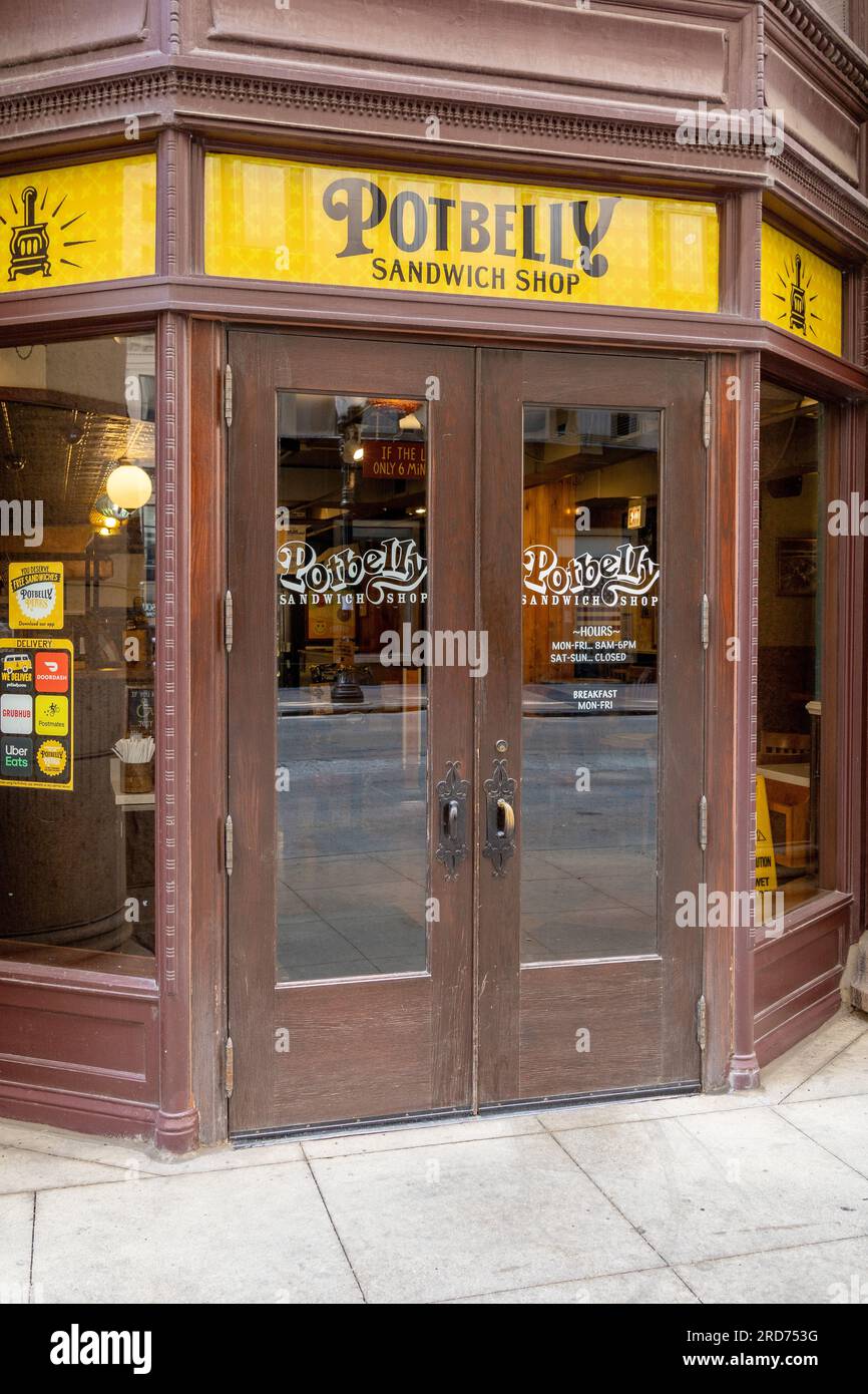 Potbelly Sandwich Shop Store Front nel centro di Chicago, USA, catena di ristoranti fast-casual americani che serve sandwich tostati al forno Foto Stock