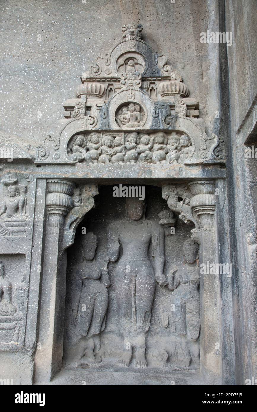 Ellora Cave 10- Vishvakarma, Galleria superiore, sulla destra Boddhisattva con gli assistenti in una nicchia decorativa Foto Stock