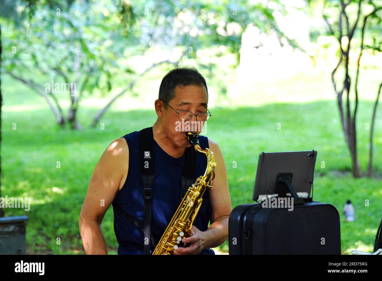 PECHINO, CINA 19 LUGLIO 2023 Un cittadino suona uno strumento
