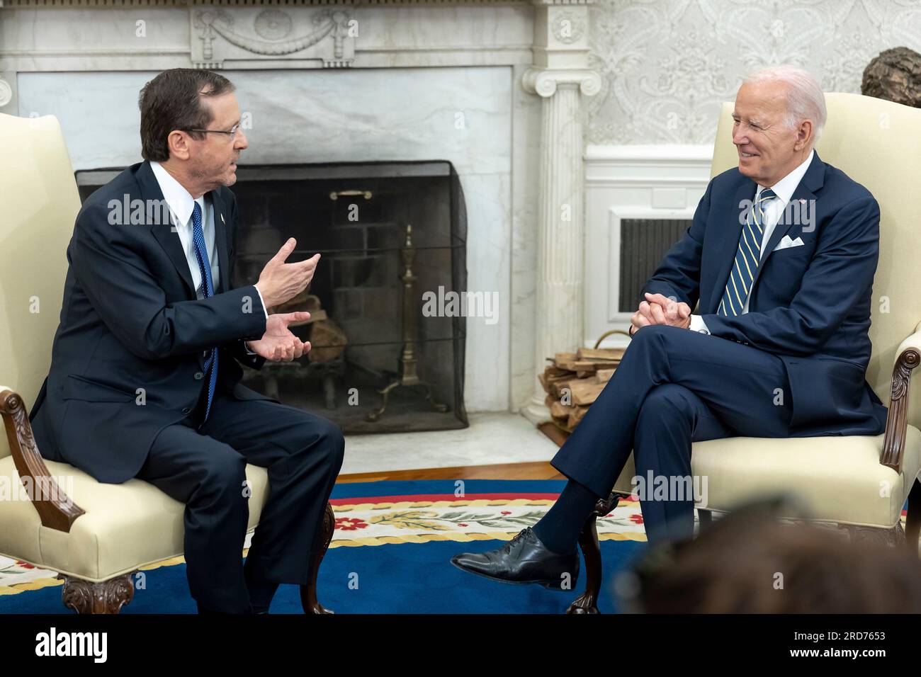 Washington, Stati Uniti d'America. 18 luglio 2023. Washington, Stati Uniti d'America. 18 luglio 2023. Il presidente degli Stati Uniti Joe Biden, a destra, ascolta il presidente israeliano Isaac Herzog, a sinistra, durante le discussioni bilaterali all'Ufficio ovale della Casa Bianca, 18 luglio 2023 a Washington, DC Credit: Adam Schultz/White House Photo/Alamy Live News Foto Stock