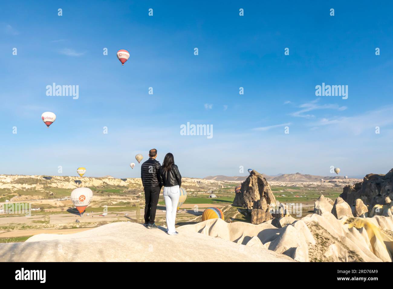 Coppia uomo donna che guarda palloncini volanti in Cappadocia Turchia Foto Stock