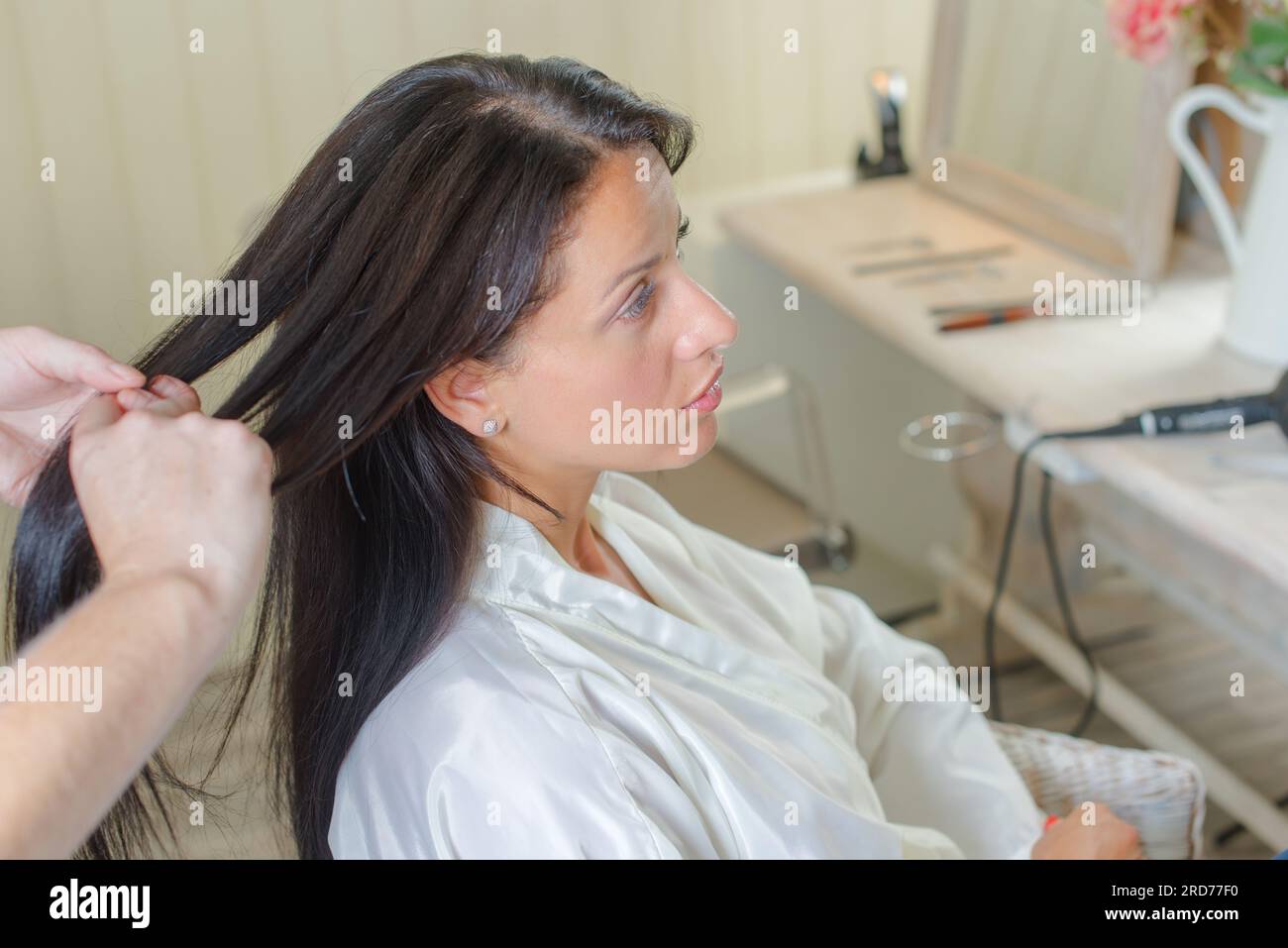 Signora nei parrucchieri, con i capelli intrecciati Foto Stock