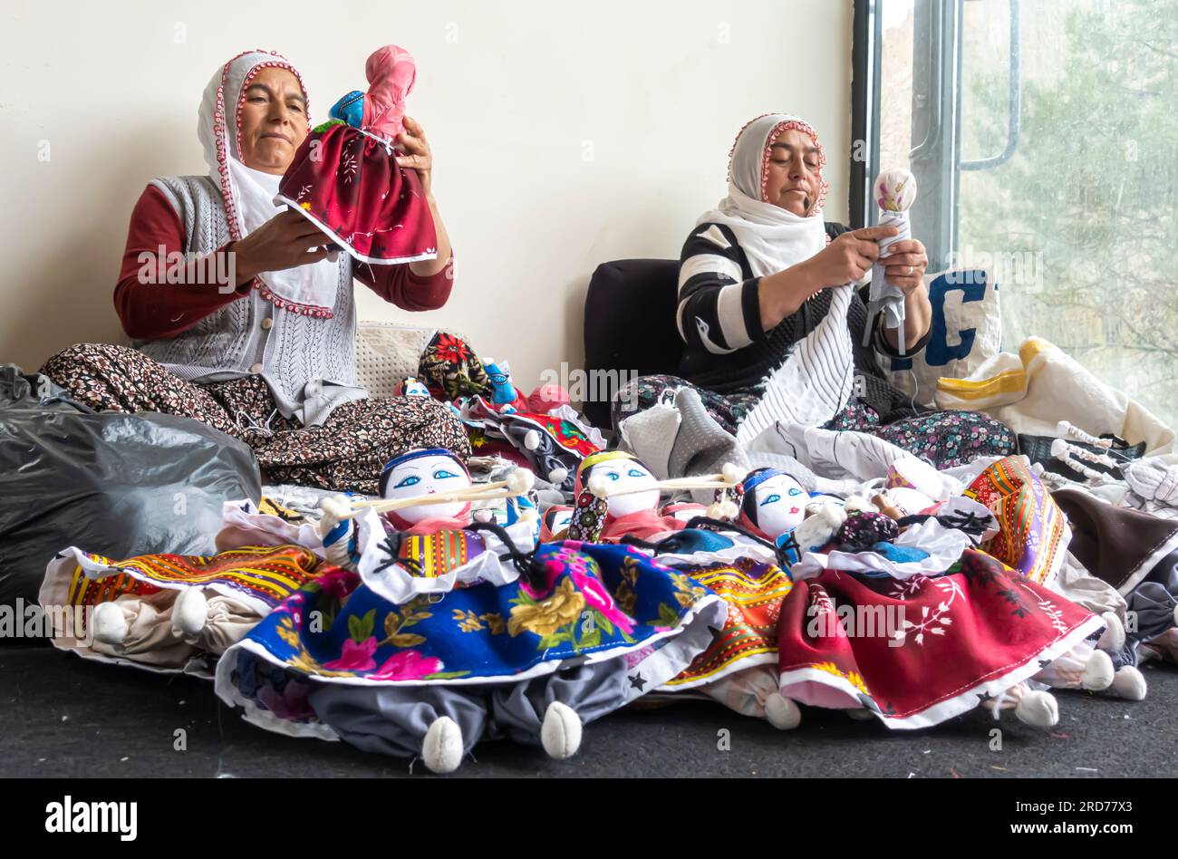 Donne che lavorano a maglia le bambole tessitrici nel villaggio nella Valle Soganli in Cappadocia Foto Stock