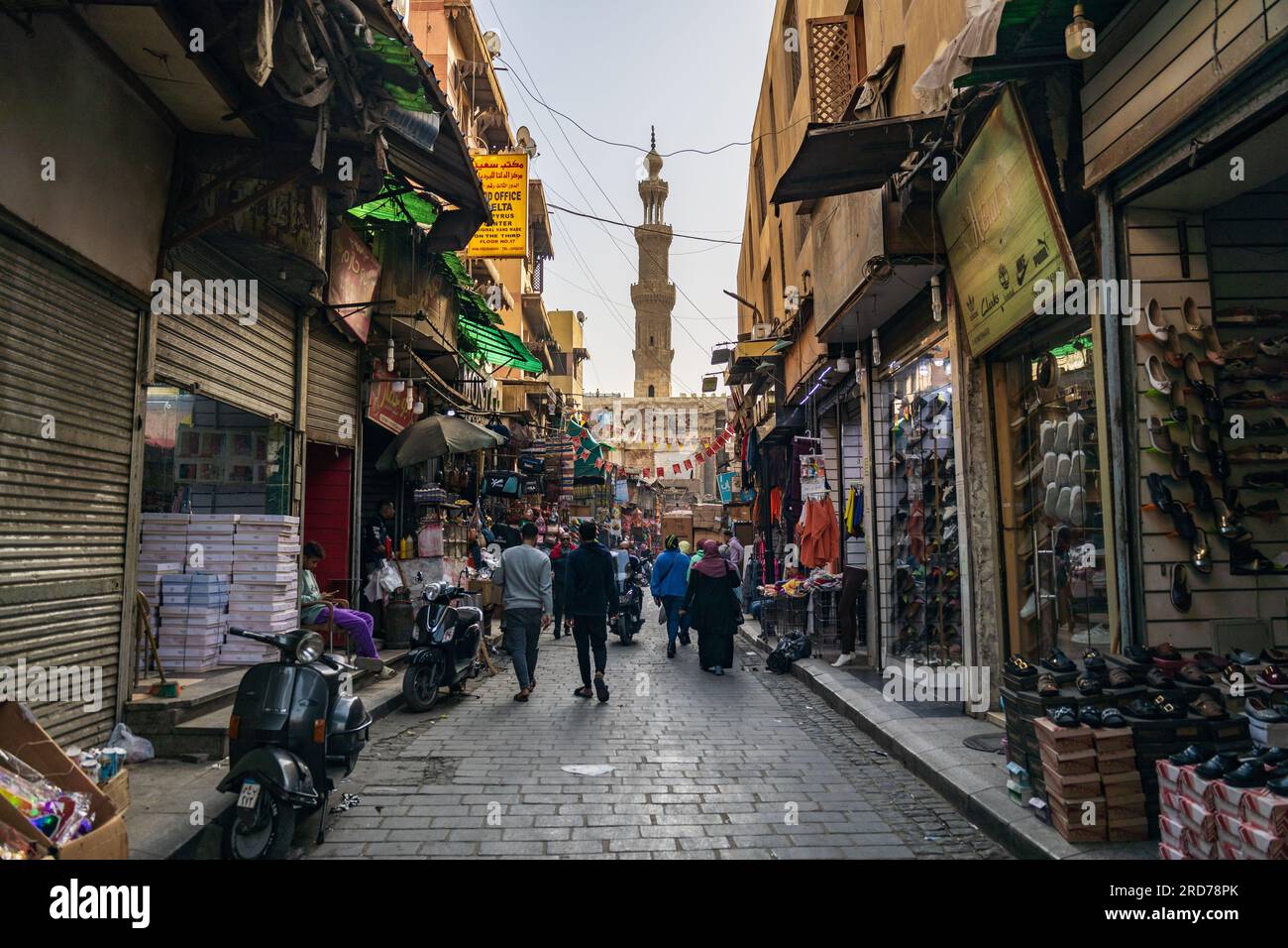 Una vista vivace di una strada vicino al bazar Khan el-Khalili al Cairo Foto Stock