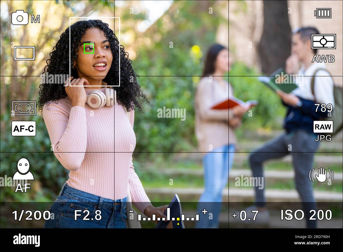 Schermo o mirino della fotocamera con le impostazioni fotografiche di una foto ritratto Foto Stock