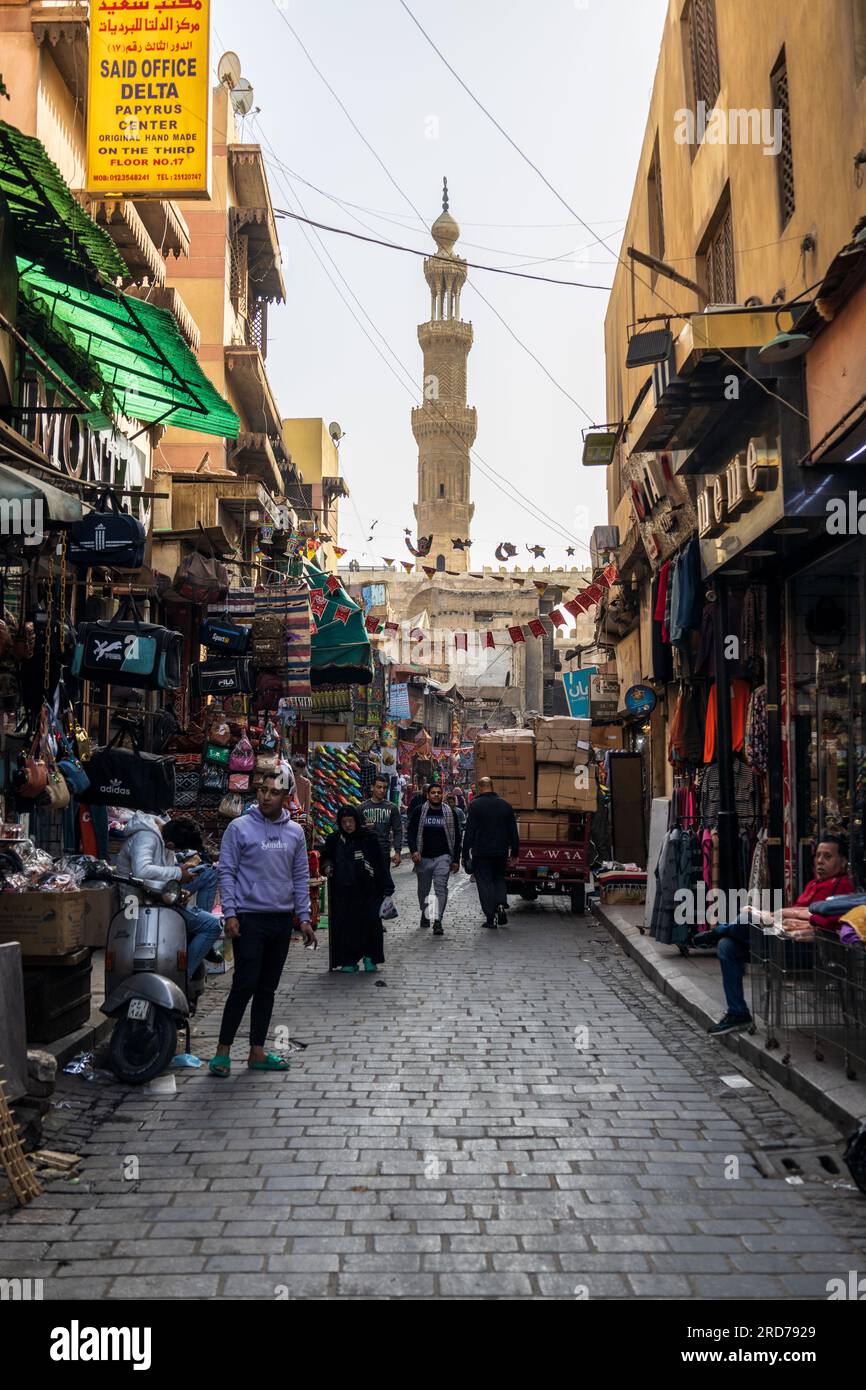Una vista vivace di una strada vicino al bazar Khan el-Khalili al Cairo Foto Stock