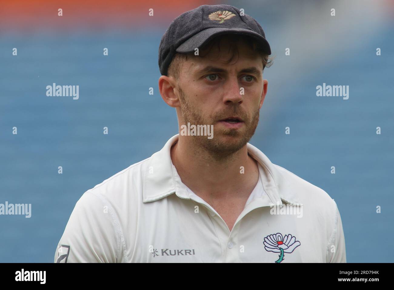 Clean Slate Headingley Stadium, Leeds, West Yorkshire, Regno Unito. 19 luglio 2023. Sussex County Cricket Club nello scontro del campionato della contea di assicurazione presso il Clean Slate Headingley Stadium. Ben Coad of Yorkshire County Cricket Club credito: Touchlinepics/Alamy Live News Foto Stock