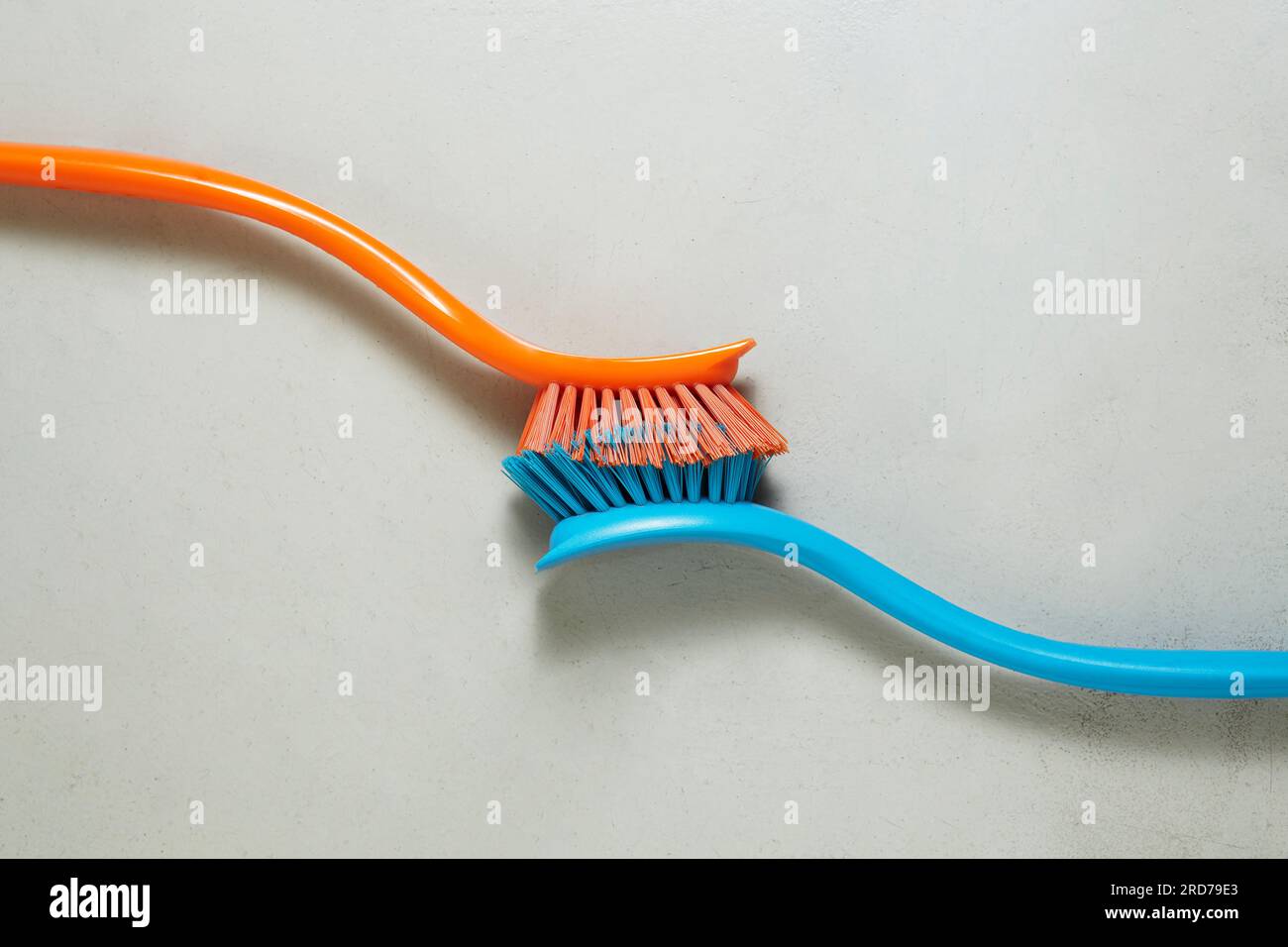 composizione diagonale di due spazzole per il bagno con le setole a contatto tra loro Foto Stock