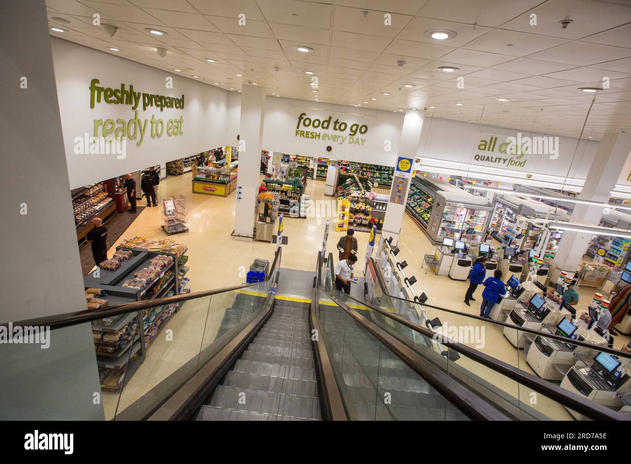 Londra, Inghilterra, Regno Unito. 19 luglio 2023. Gli acquirenti si trovano in una catena di supermercati nel centro di Londra. (Immagine di credito: © Tayfun salci/ZUMA Press Wire/Alamy Live News) SOLO USO EDITORIALE! Non per USO commerciale! Foto Stock