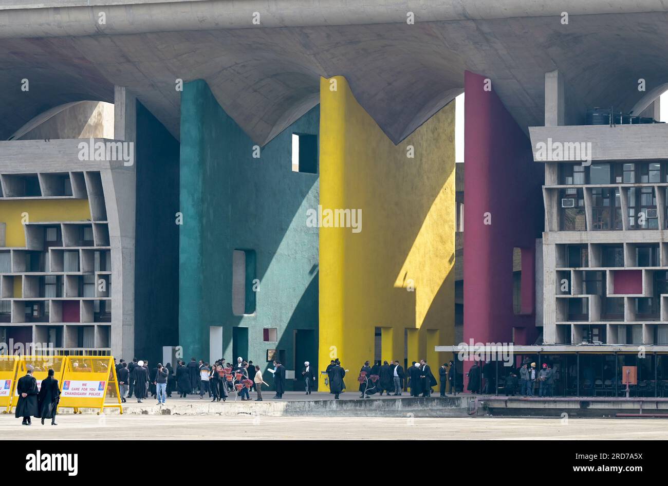 INDIA, territorio dell'Unione, città di Chandigarh, il piano generale della città divisa in settori è stato preparato dall'architetto franco-svizzero le Corbusier nel 1950, complesso del Campidoglio del settore 1, edificio governativo High Court utilizzato dagli stati del Punjab e dell'Haryana, progettato da le Corbusier, oggi patrimonio dell'umanità dell'UNESCO Foto Stock