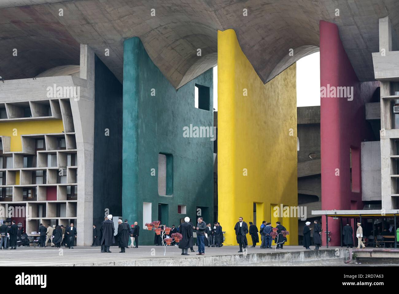 INDIA, territorio dell'Unione, città di Chandigarh, il piano generale della città divisa in settori è stato preparato dall'architetto franco-svizzero le Corbusier nel 1950, complesso del Campidoglio del settore 1, edificio governativo High Court utilizzato dagli stati del Punjab e dell'Haryana, progettato da le Corbusier, oggi patrimonio dell'umanità dell'UNESCO Foto Stock