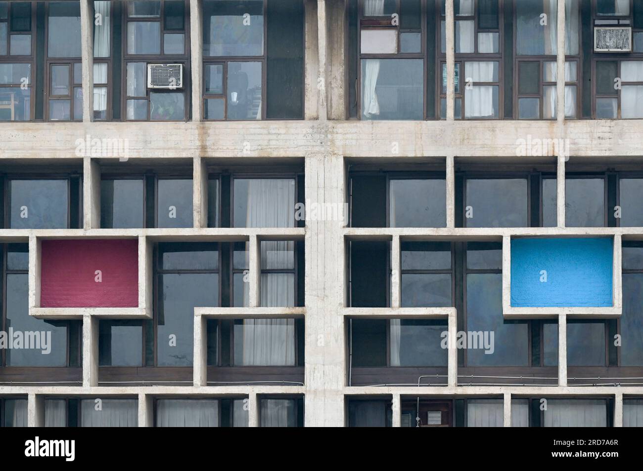 INDIA, territorio dell'Unione, città di Chandigarh, il piano generale della città divisa in settori è stato preparato dall'architetto svizzero-francese le Corbusier nel 1950, complesso del Campidoglio del settore 1, edificio governativo High Court utilizzato dagli stati Punjab e Haryana, progettato da le Corbusier, oggi sito patrimonio dell'umanità dell'UNESCO, dettagli finestra Foto Stock