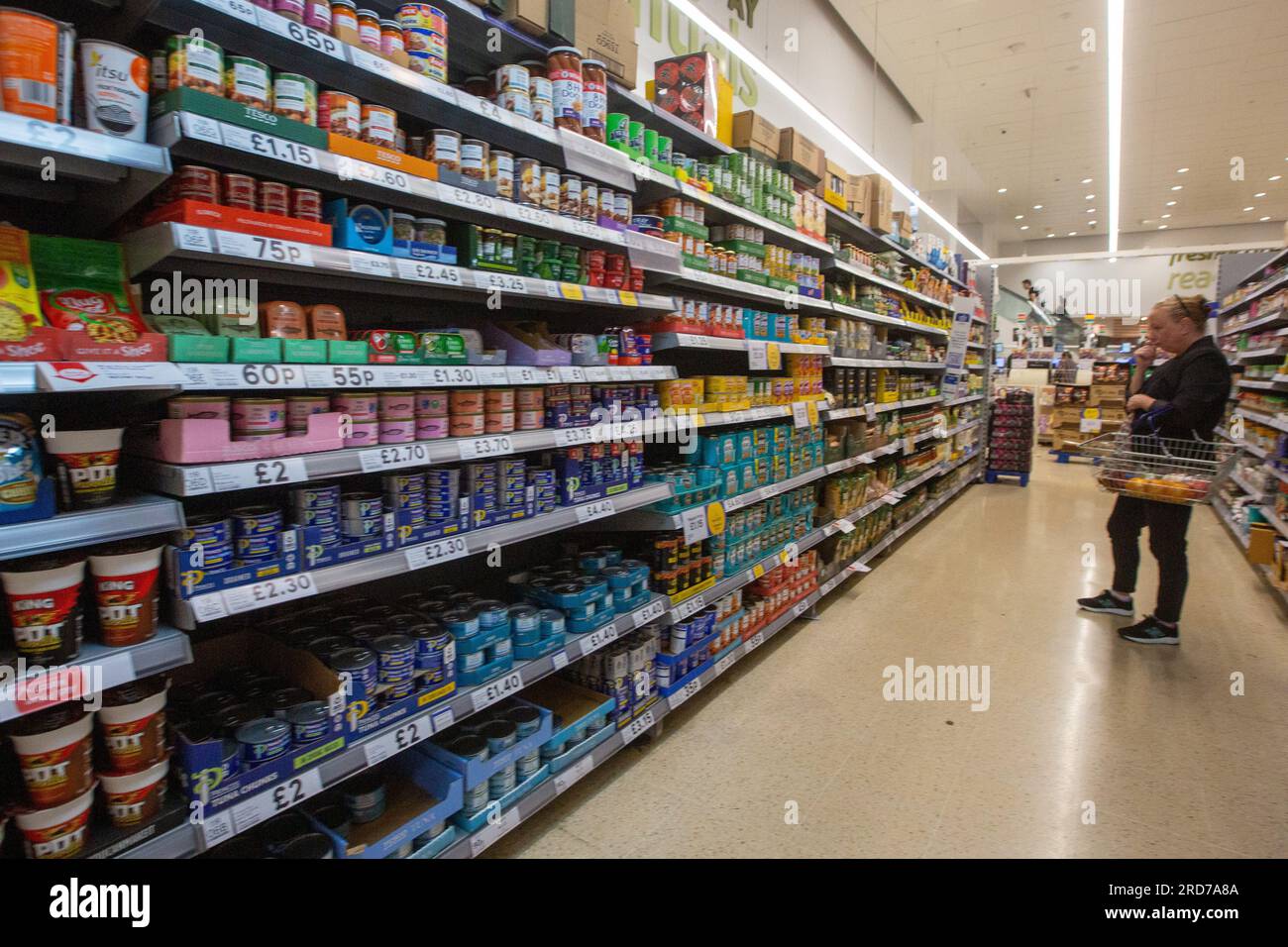 Londra, Inghilterra, Regno Unito. 19 luglio 2023. Gli acquirenti si trovano in una catena di supermercati nel centro di Londra. (Immagine di credito: © Tayfun salci/ZUMA Press Wire/Alamy Live News) SOLO USO EDITORIALE! Non per USO commerciale! Foto Stock
