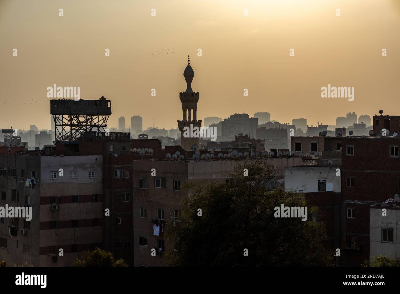 Lo splendido skyline del Cairo al tramonto: Un perfetto equilibrio tra storia e modernità Foto Stock