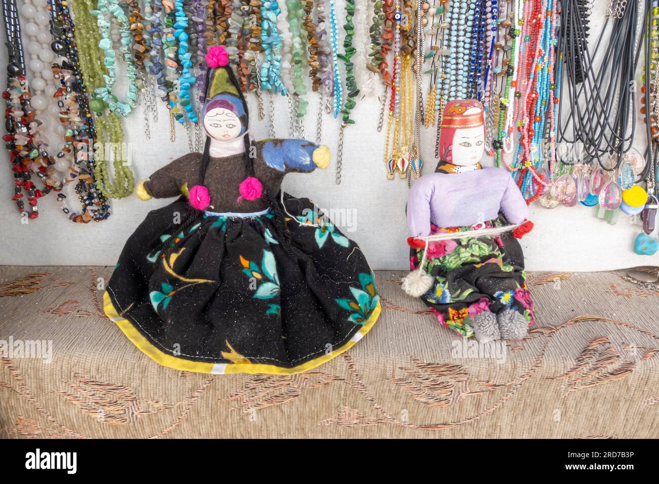Bambola a maglia, bambole a maglia, giocattoli a maglia in stand venduti nel mercato di strada di Uchisar in Cappadocia Foto Stock