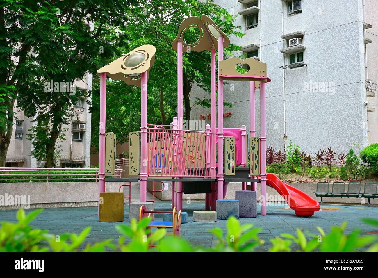 Parco giochi per bambini, con telai in acciaio, scivoli e soffice imbottitura a terra per motivi di sicurezza Foto Stock