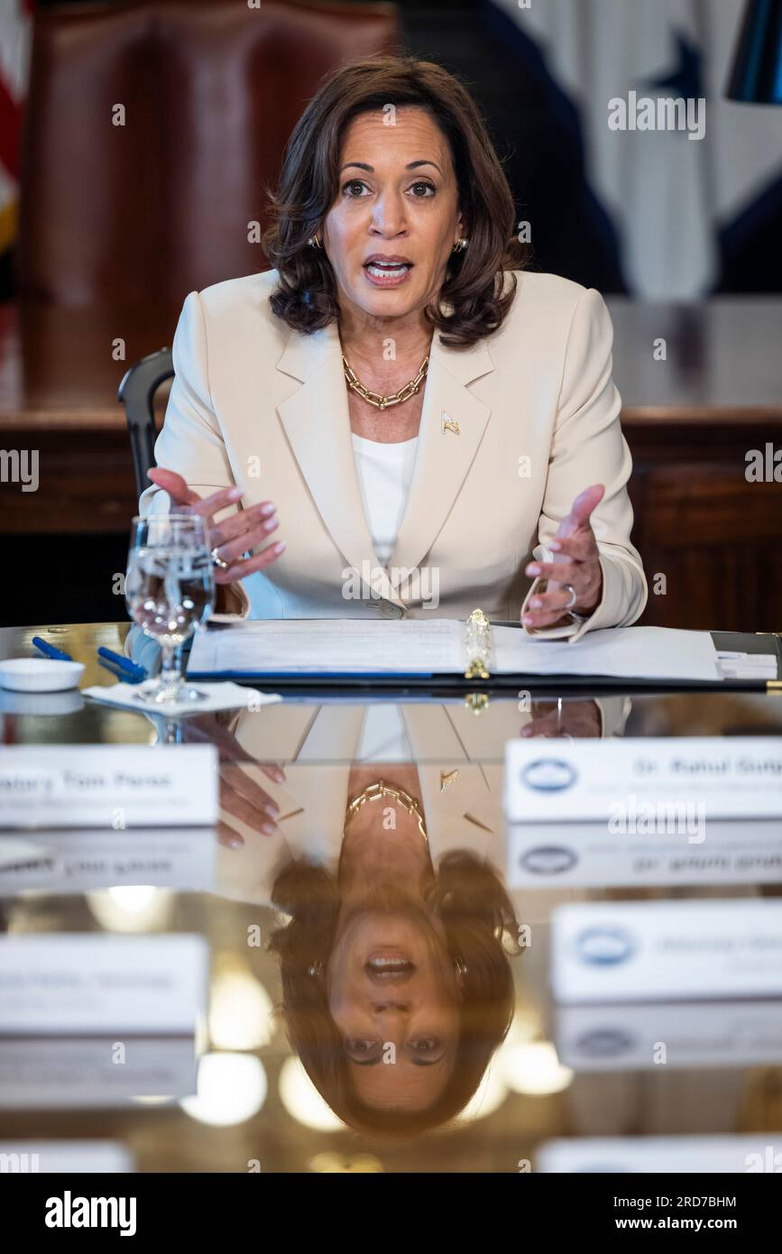 Washington DC, USA. 18 luglio 2023. Il Vicepresidente DEGLI STATI UNITI Kamala Harris incontra i procuratori generali per affrontare la crisi di salute pubblica del fentanyl nell'Eisenhower Executive Office Building a Washington, DC, USA, 18 luglio 2023. Credito: Jim LoScalzo/Pool via CNP /MediaPunch Foto Stock