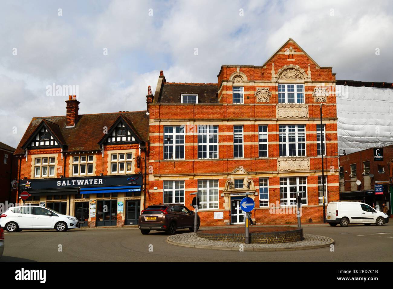 La facciata in mattoni e pietra dell'edificio della Tonbridge Library, parte del Tonbridge Centre (che appartiene all'Università del Kent), Tonbridge, Kent Foto Stock