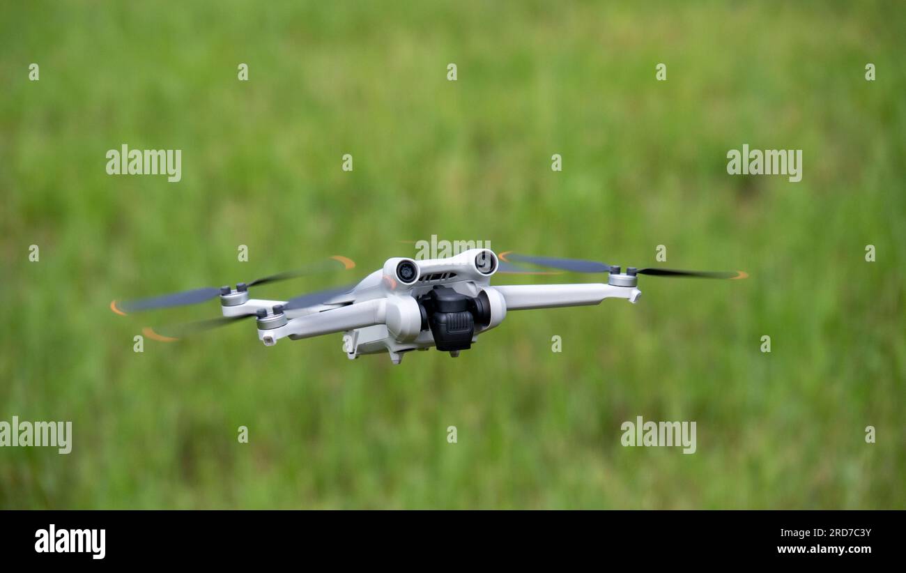 Il drone della fotocamera vola sopra il prato verde Foto Stock
