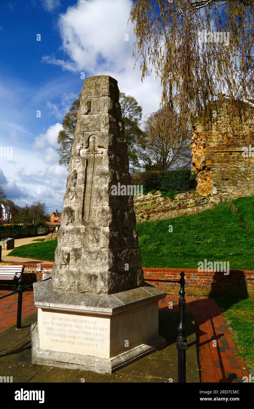 Il nuovo memoriale di guerra (dedicato l'11 novembre 2004) sulla High Street accanto alle mura esterne del Castello di Tonbridge, Tonbridge, Kent, Inghilterra Foto Stock