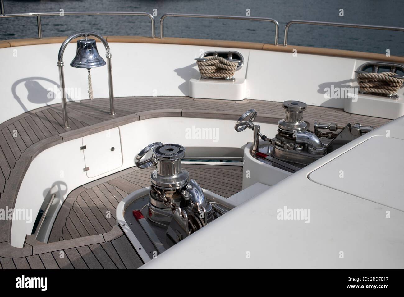 Tivat, Montenegro - argani di ancoraggio e campana della nave montati sulla prua di uno yacht a motore di lusso ormeggiato nella Marina di Porto Montenegro Foto Stock