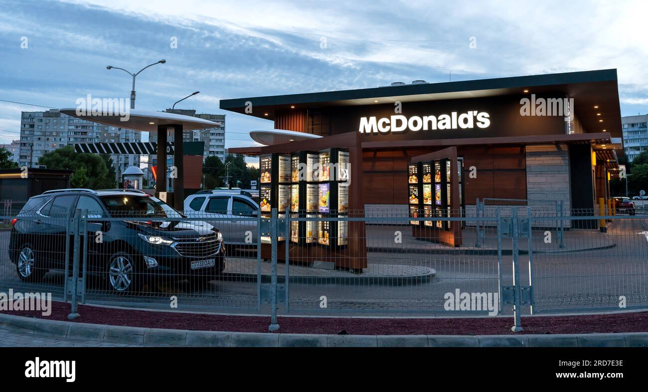 Auto al servizio drive thru McDonald's. Minsk, Bielorussia, 27 luglio 2022 Foto Stock