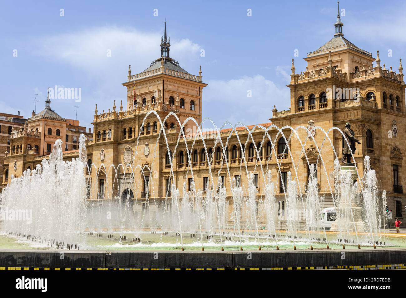 Piazza centrale di Valladolid, Plaza Zorrilla, con fontana e edificio dell'Accademia di Cavalleria. Castilla y León, Spagna. Foto Stock