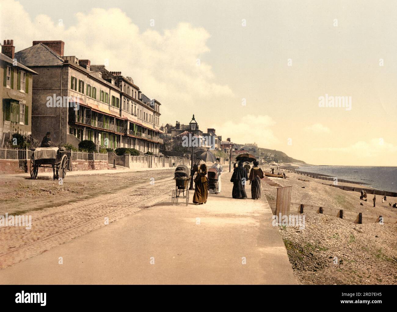 The Promenade, Sandgate, un villaggio nella Folkestone and Hythe Urban area nel quartiere Folkestone and Hythe di Kent, Inghilterra, 1895, storica, riproduzione digitale migliorata di una vecchia stampa Photochrome Foto Stock