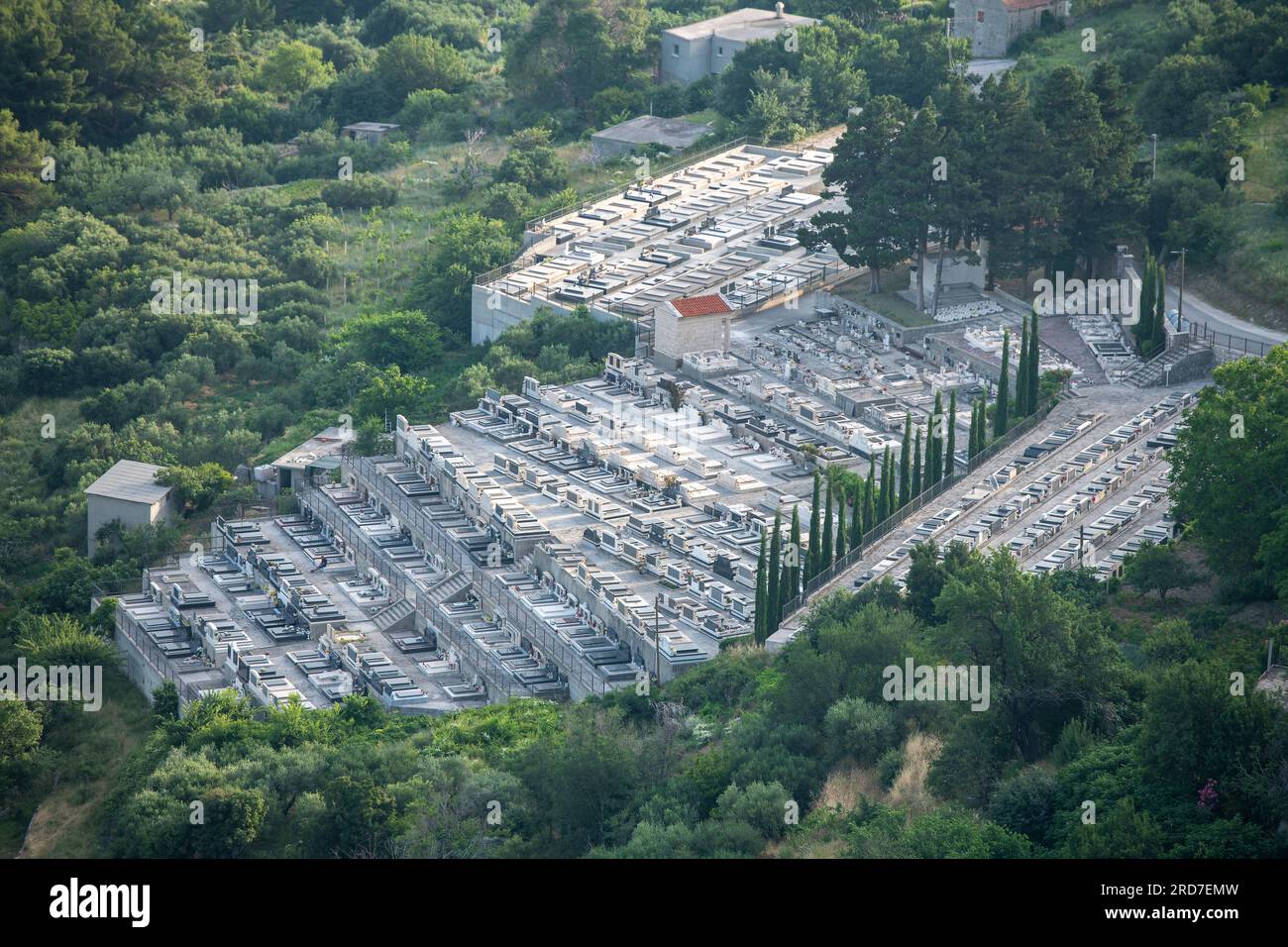 cimitero o cimitero a spalato, croazia, lapidi su una collina al di fuori di spalato in croazia. Foto Stock