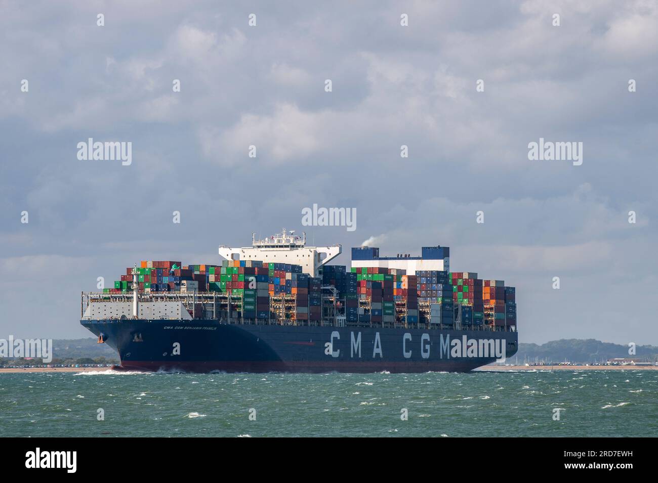 grande nave portacontainer nel canale della spina a solent, regno unito, dopo aver lasciato il porto di southampton, che trasportava importazioni ed esportazioni in container Foto Stock