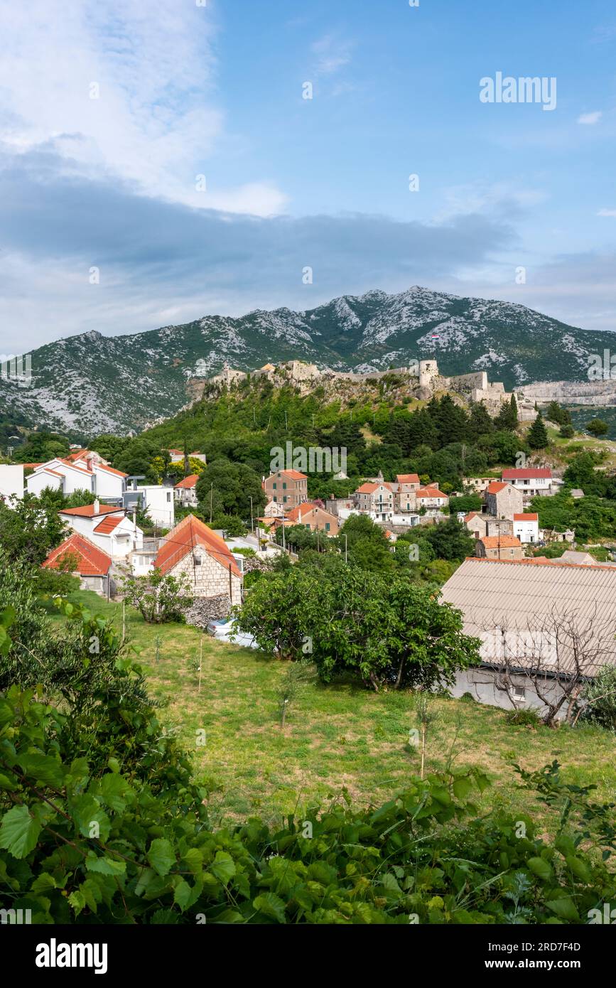 il villaggio collinare di klis vicino a spalato in croazia con il castello o fortezza di klis sullo sfondo. luogo del trono di spade per le riprese a klis, croazia. Foto Stock