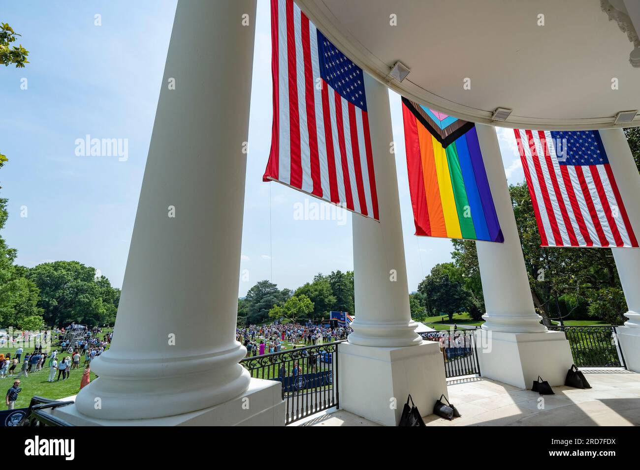 Washington, Stati Uniti d'America. 10 giugno 2023. Il balcone Truman decorato con bandiere durante la celebrazione annuale dell'orgoglio sul South Lawn della Casa Bianca, il 10 giugno 2023 a Washington D.C. Credito: Carlos Fyfe/White House Photo/Alamy Live News Foto Stock