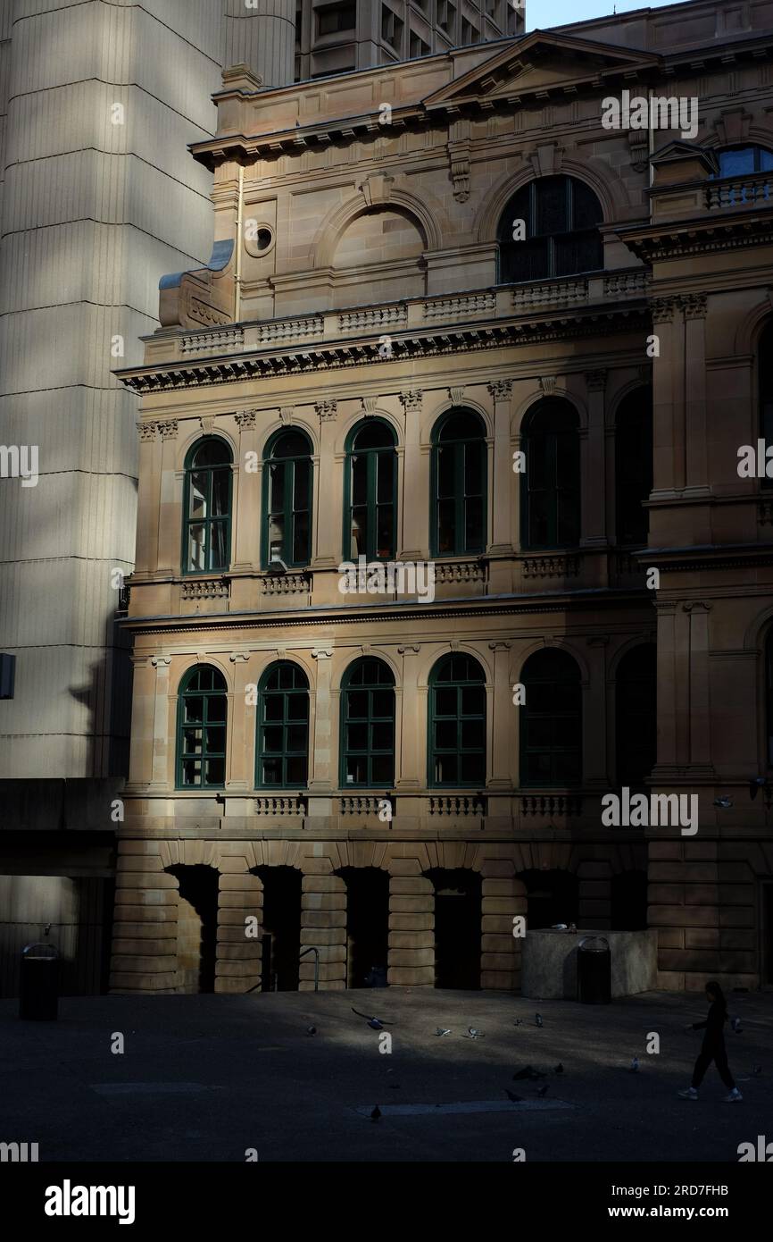 Il Municipio di Sydney, facciata della facciata meridionale inferiore, due pneumatici di finestre ad arco, balcone superiore e piccolo frontone triangolare alla luce del sole Foto Stock