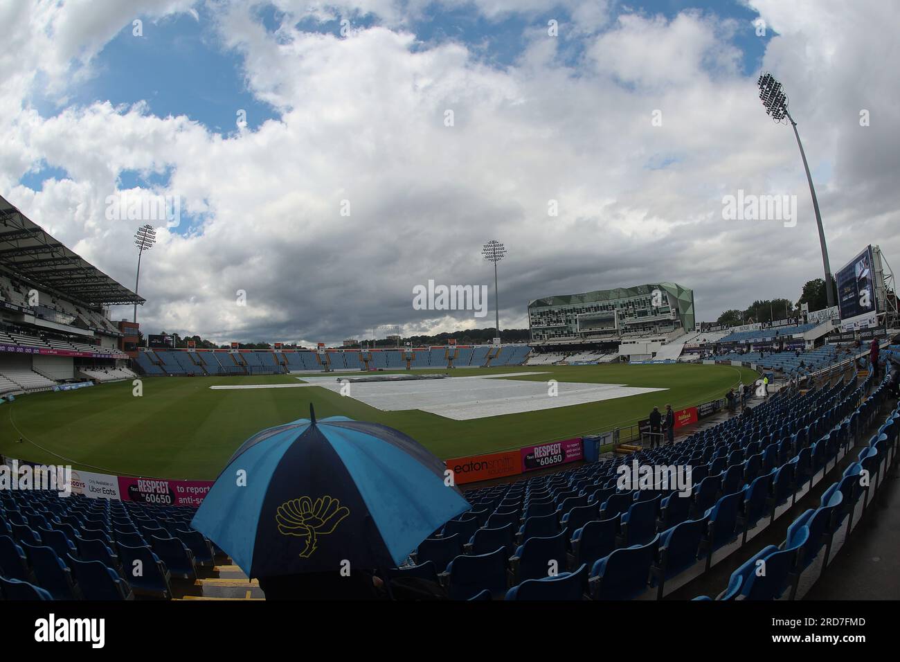 Clean Slate Headingley Stadium, Leeds, West Yorkshire, Regno Unito. 19 luglio 2023. Sussex County Cricket Club nello scontro del campionato della contea di assicurazione presso il Clean Slate Headingley Stadium. Le soste piovane giocano durante il giorno 1 dello Yorkshire County Cricket Club vs Sussex County Cricket Club credito: Touchlinepics/Alamy Live News Foto Stock