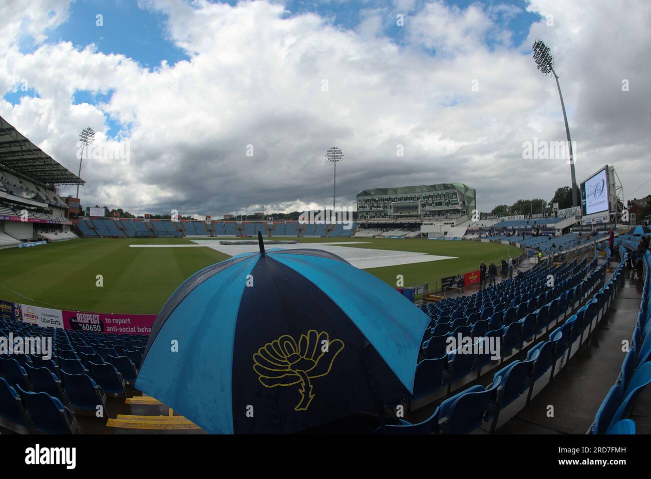 Clean Slate Headingley Stadium, Leeds, West Yorkshire, Regno Unito. 19 luglio 2023. Sussex County Cricket Club nello scontro del campionato della contea di assicurazione presso il Clean Slate Headingley Stadium. Le soste piovane giocano durante il giorno 1 dello Yorkshire County Cricket Club vs Sussex County Cricket Club credito: Touchlinepics/Alamy Live News Foto Stock
