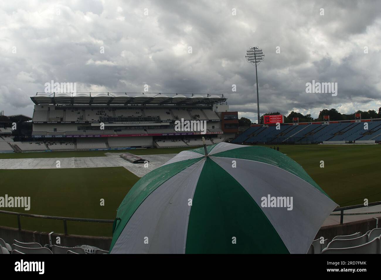 Clean Slate Headingley Stadium, Leeds, West Yorkshire, Regno Unito. 19 luglio 2023. Sussex County Cricket Club nello scontro del campionato della contea di assicurazione presso il Clean Slate Headingley Stadium. Le soste piovane giocano durante il giorno 1 dello Yorkshire County Cricket Club vs Sussex County Cricket Club credito: Touchlinepics/Alamy Live News Foto Stock