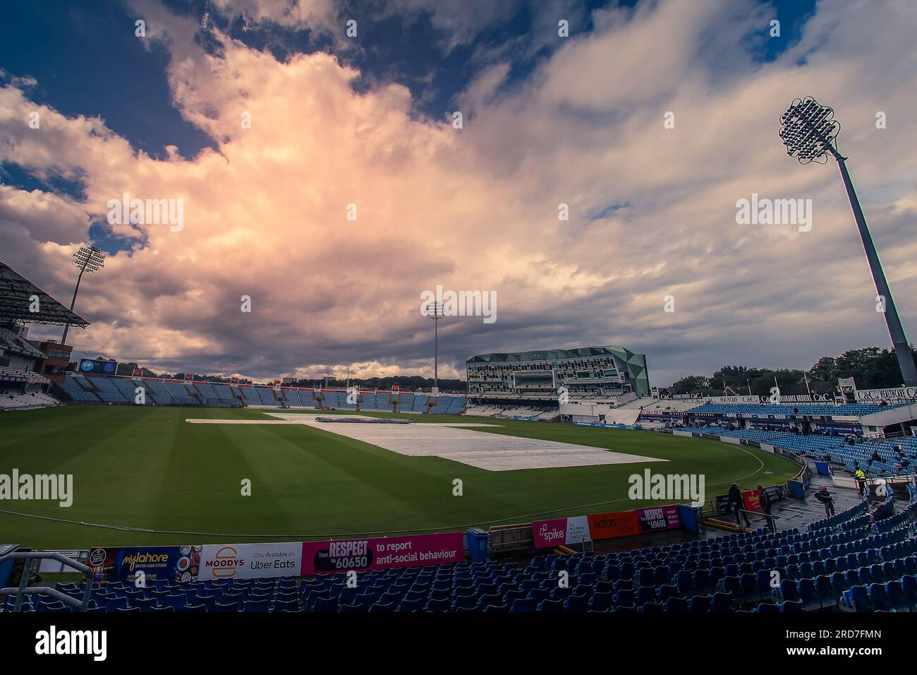 Clean Slate Headingley Stadium, Leeds, West Yorkshire, Regno Unito. 19 luglio 2023. Sussex County Cricket Club nello scontro del campionato della contea di assicurazione presso il Clean Slate Headingley Stadium. Le soste piovane giocano durante il giorno 1 dello Yorkshire County Cricket Club vs Sussex County Cricket Club credito: Touchlinepics/Alamy Live News Foto Stock