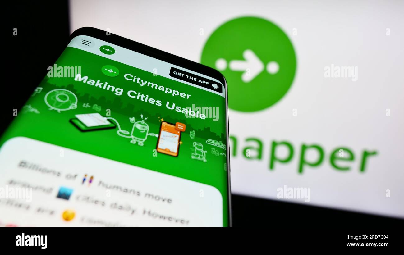 Telefono cellulare con pagina Web della società di applicazioni di trasporto pubblico Citymapper Limited sullo schermo davanti al logo. Mettere a fuoco in alto a sinistra sul display del telefono. Foto Stock