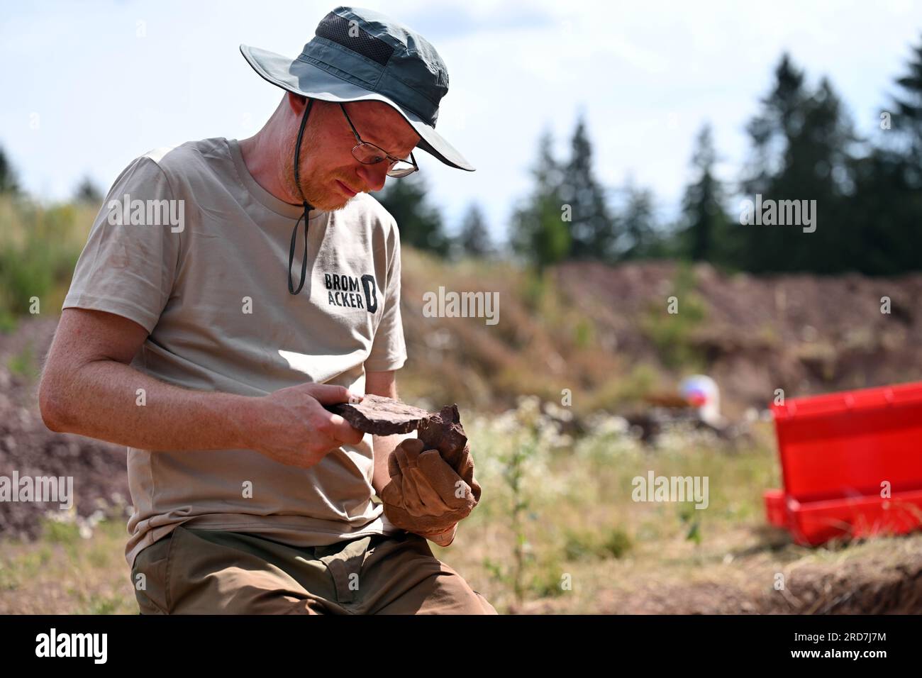 19 luglio 2023, Turingia, Gotha: Tom Hübner, scienziato, cerca resti di dinosauri primordiali e altre tracce di 290 milioni di anni fa durante gli scavi estivi del 2023 nel sito fossile di Bromacker. Circa 40 ricercatori sono coinvolti fino all'11 agosto. Gli scavi di Bromacker fanno parte di un progetto di ricerca interdisciplinare che durerà fino al 2025. L'istituto di ricerca Museum für Naturkunde Berlin - Leibniz Institute for Research on Evolution and Biodiversity, la Friedenstein Castle Foundation Gotha, l'Università Friedrich Schiller di Jena e l'UNESCO Global Geopark Thu Foto Stock