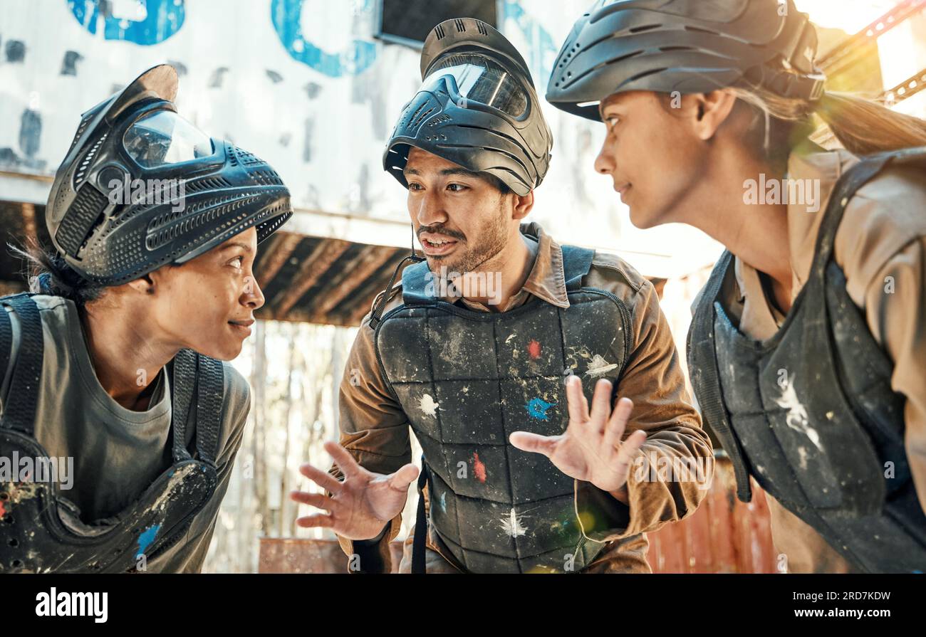 Gioco di paintball, pianificazione della strategia o team ascoltate idee, discussioni o conversazioni sul campo di battaglia. Missione di guerra, sopravvivenza tattica e gruppo di persone Foto Stock