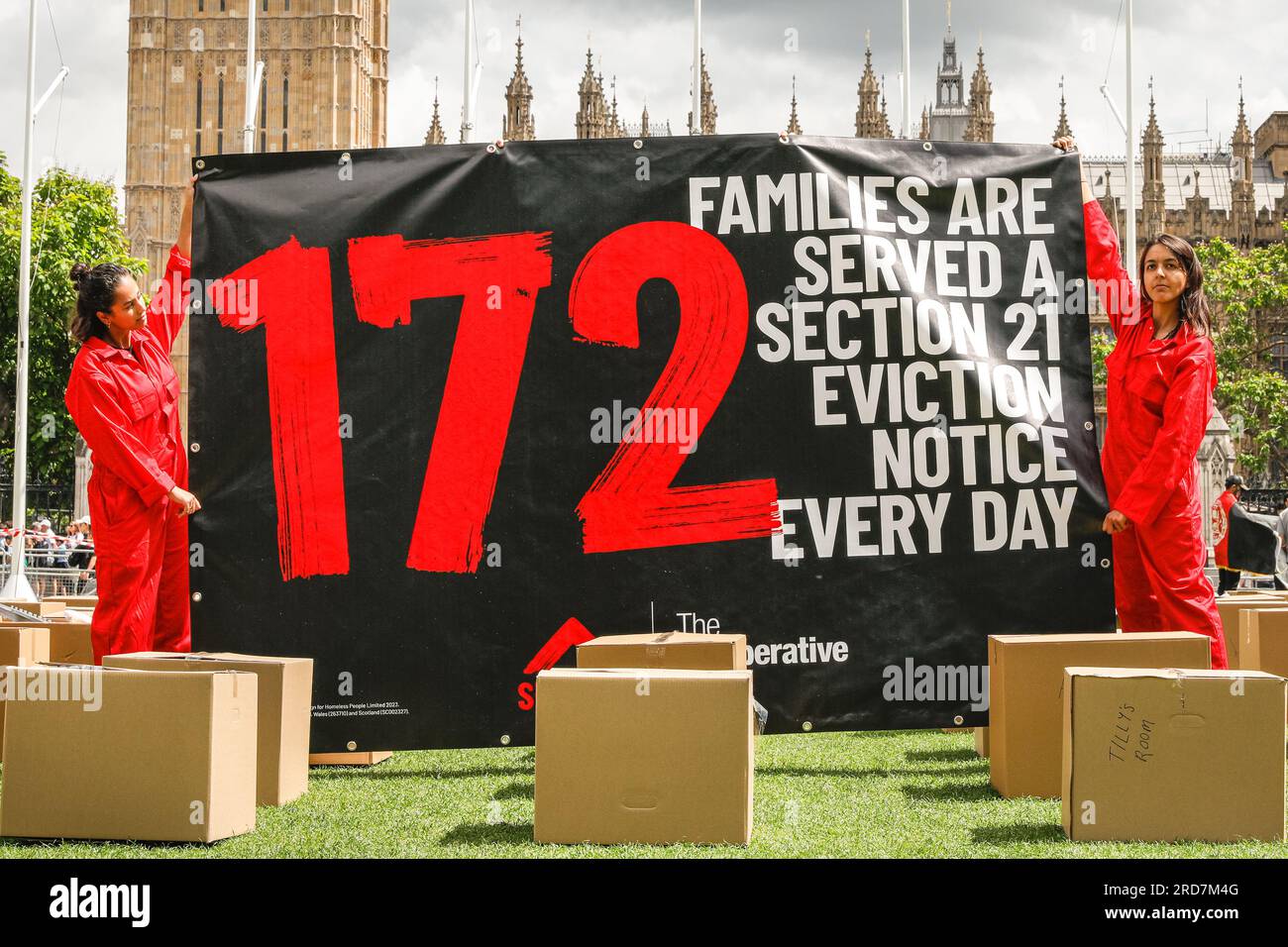 Londra, Regno Unito. 19 luglio 2023. Shelter, un'associazione benefica per senzatetto, ha messo in scena una scena e una protesta che ha messo in evidenza il lento progresso del Renters Bill (Reform), che ha promesso di abolire gli avvisi di sfratto della sezione 21. L'ente benefico ha calcolato che attualmente, l'equivalente di 172 famiglie sono servite con un avviso di sezione 21 al giorno, o una ogni otto minuti. L'acrobazia è sostenuta da diversi deputati di tutto lo spettro politico. Crediti: Imageplotter/Alamy Live News Foto Stock