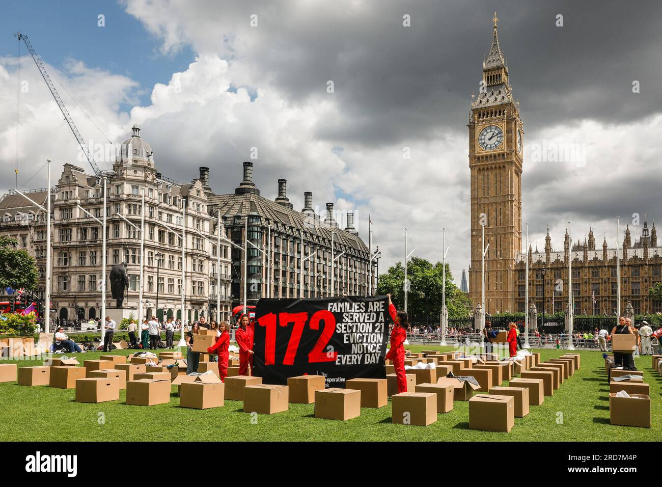 Londra, Regno Unito. 19 luglio 2023. Shelter, un'associazione benefica per senzatetto, ha messo in scena una scena e una protesta che ha messo in evidenza il lento progresso del Renters Bill (Reform), che ha promesso di abolire gli avvisi di sfratto della sezione 21. L'ente benefico ha calcolato che attualmente, l'equivalente di 172 famiglie sono servite con un avviso di sezione 21 al giorno, o una ogni otto minuti. L'acrobazia è sostenuta da diversi deputati di tutto lo spettro politico. Crediti: Imageplotter/Alamy Live News Foto Stock