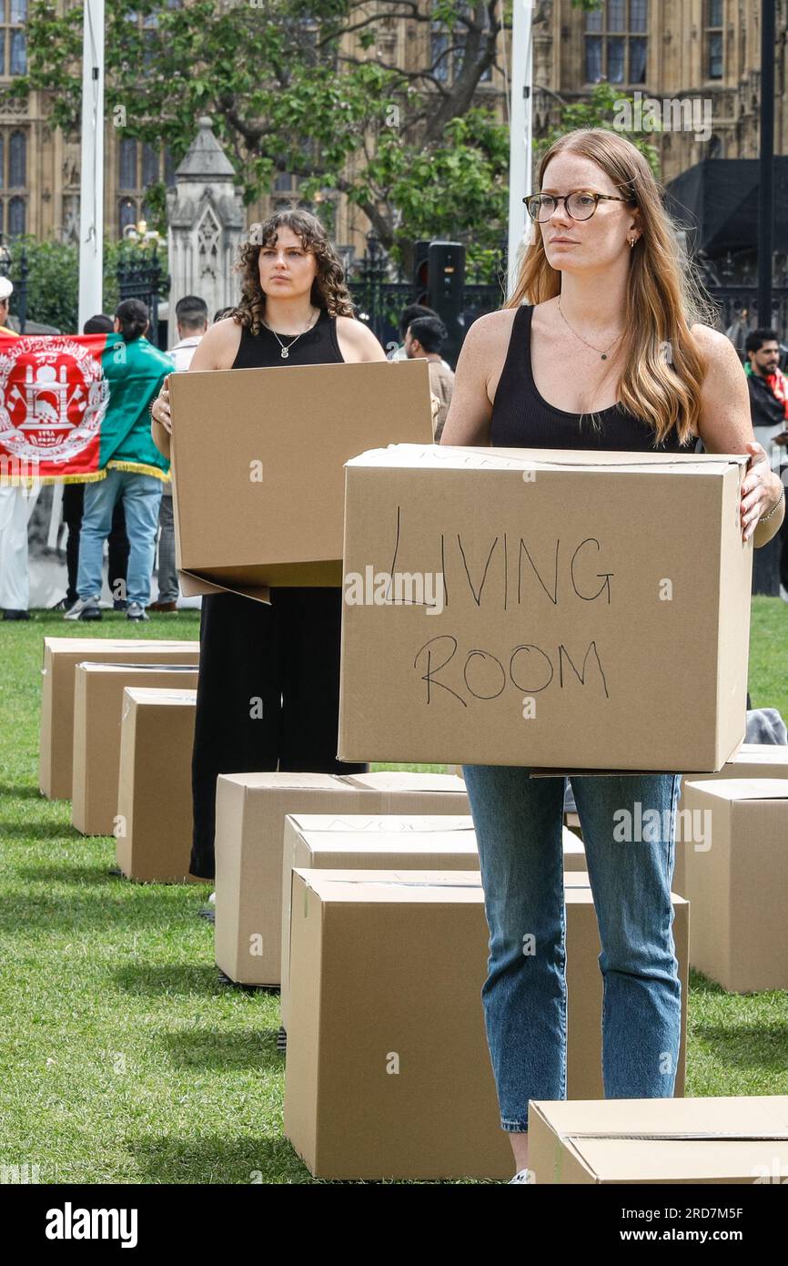 Londra, Regno Unito. 19 luglio 2023. Shelter, un'associazione benefica per senzatetto, ha messo in scena una scena e una protesta che ha messo in evidenza il lento progresso del Renters Bill (Reform), che ha promesso di abolire gli avvisi di sfratto della sezione 21. L'ente benefico ha calcolato che attualmente, l'equivalente di 172 famiglie sono servite con un avviso di sezione 21 al giorno, o una ogni otto minuti. L'acrobazia è sostenuta da diversi deputati di tutto lo spettro politico. Crediti: Imageplotter/Alamy Live News Foto Stock