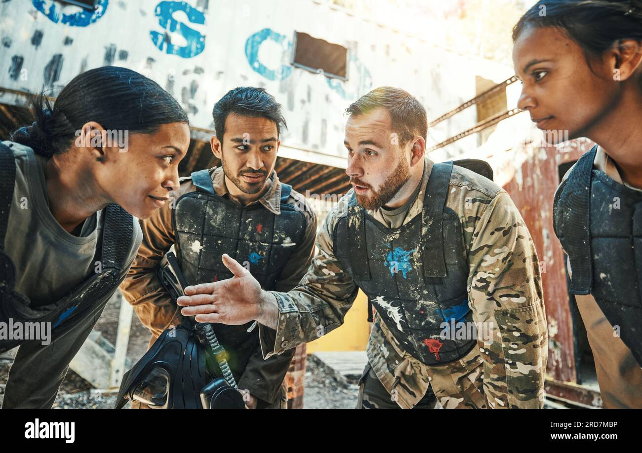 Gioco di paintball, strategia di gruppo e pianificazione di squadra, discussione o conversazione sul campo di battaglia sulla missione militare. Lavoro di squadra, huddle e diversità Foto Stock