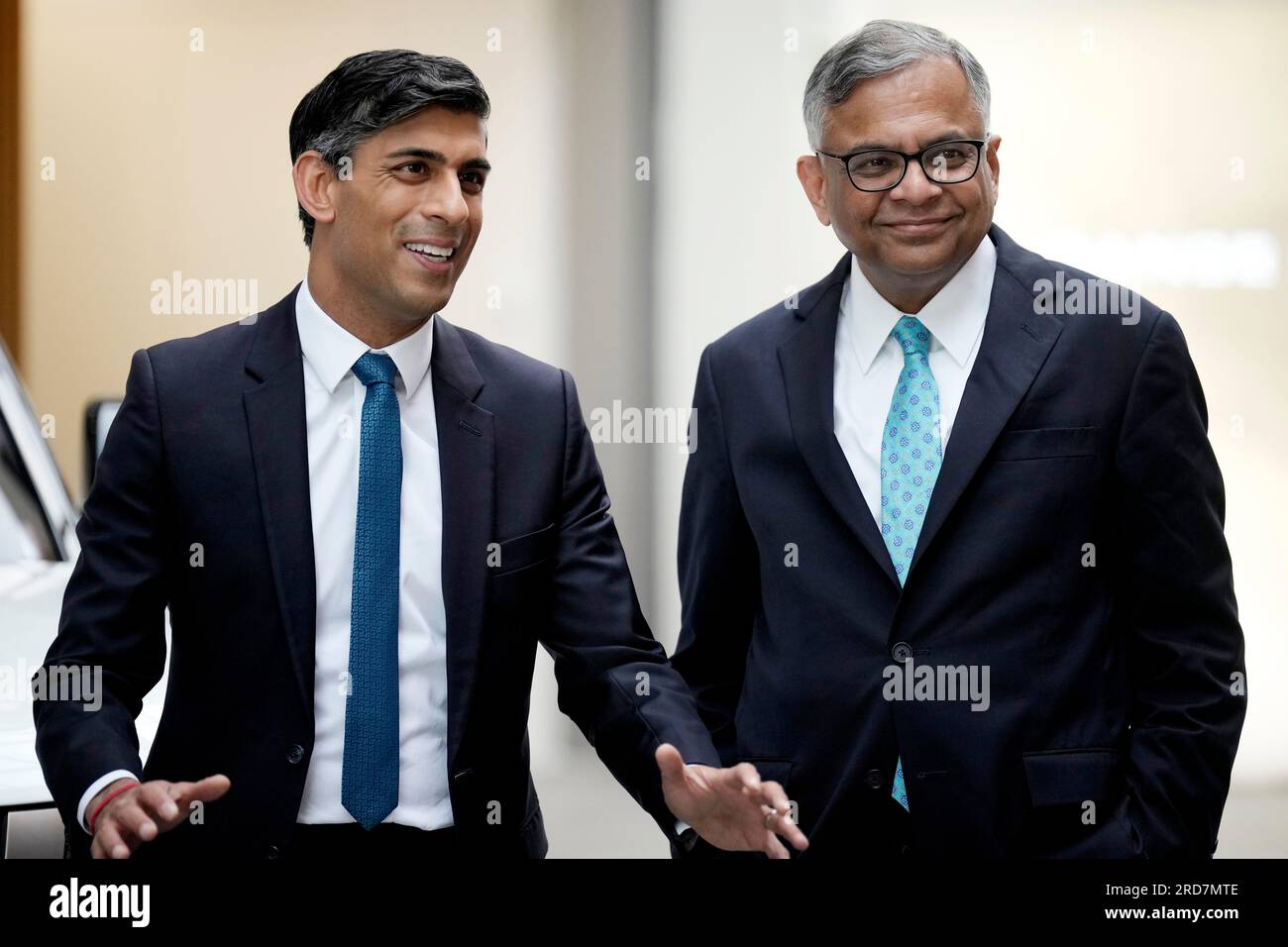 Il primo ministro Rishi Sunak (a sinistra) con il presidente di Tata Sons, Natarajan Chandrasekaran durante la sua visita a Jaguar Land Rover a Coventry, Warwickshire. Data foto: Mercoledì 19 luglio 2023. Foto Stock