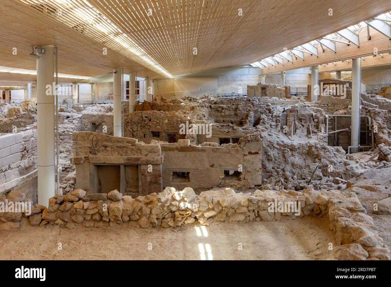 L'insediamento preistorico di Akrotiri, nell'isola di Santorini, in Grecia. Akrotiri è un'antica città abbandonata intorno al XVI secolo a.C. a causa dell'eruzione vulcanica. Foto Stock