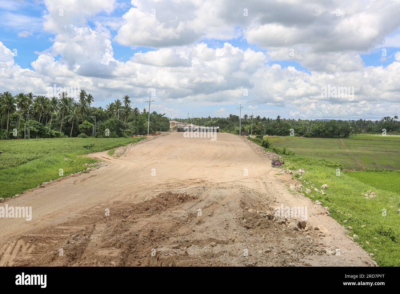 Tiaong, Filippine. 19 luglio 2023: Lavori in corso su uno dei più grandi progetti filippini. Ponti e strade attraversano risaie e foreste. La South Luzon Expressway Toll Road 4 (SLEX TR4) fa parte del progetto autostradale più lungo del paese, che collegherà inizialmente Manila a Lucena, poi a Matnog con il progetto SLEX TR5 firmato nel 2022, Che collega le province di Quezon e Bicol tramite una strada a pedaggio di 420 km. Martedì, Pres. Marcos ha firmato un disegno di legge del fondo sovrano da 9 miliardi di dollari volto a promuovere la crescita economica, le strade e le infrastrutture. Crediti: Kevin Izorce/Alamy Live News Foto Stock