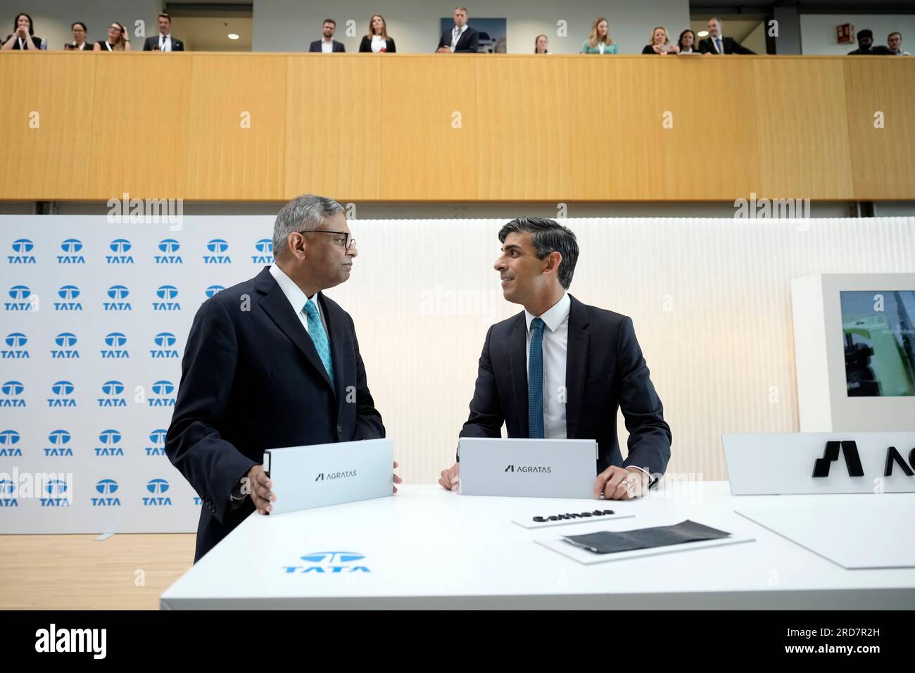 Il primo ministro Rishi Sunak (a destra) con il presidente di Tata Sons, Natarajan Chandrasekaran, osserva una batteria durante la sua visita a Jaguar Land Rover nel Warwickshire. Data foto: Mercoledì 19 luglio 2023. Foto Stock