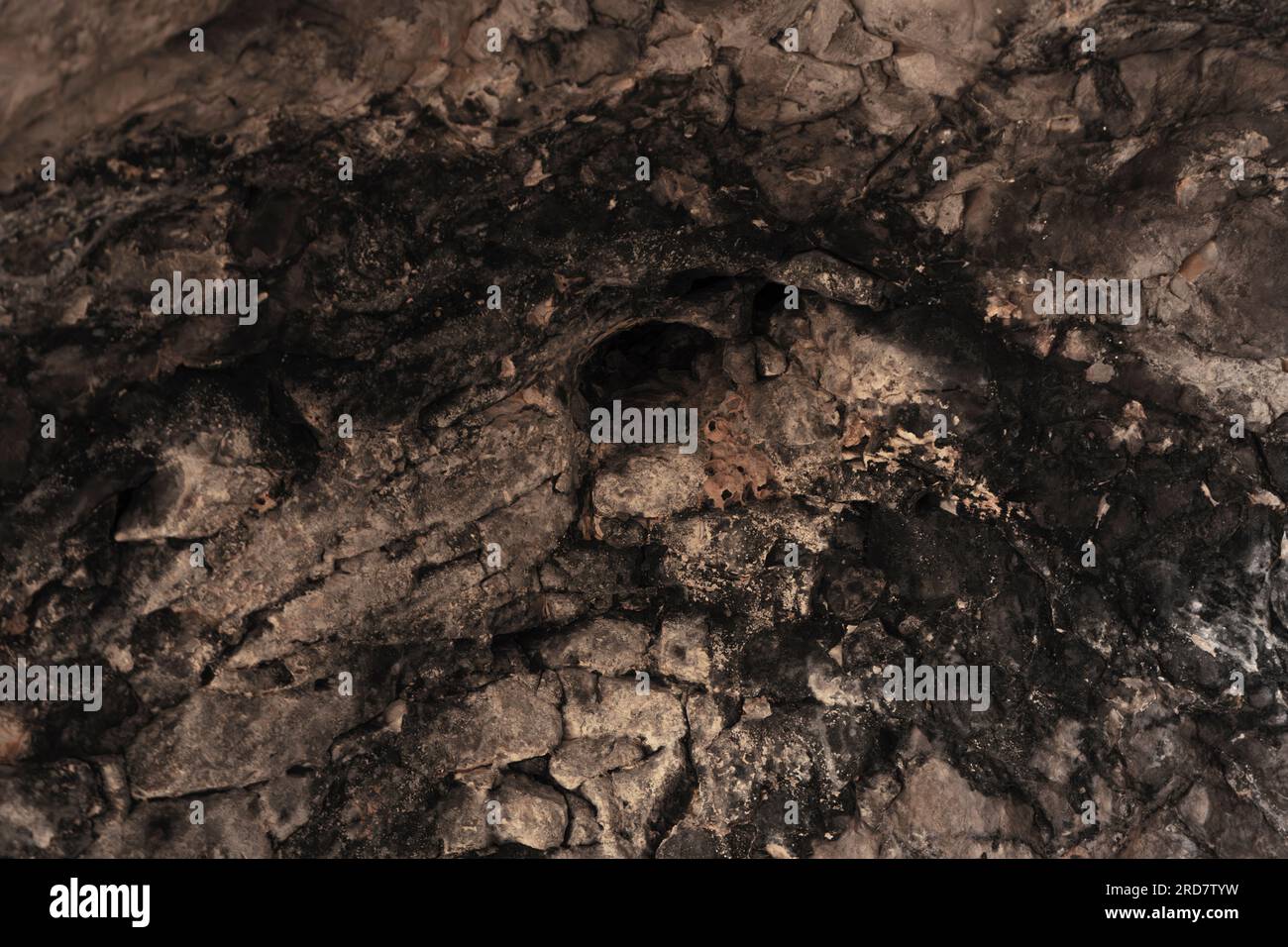 Struttura interna della roccia grotta. Crepe e schemi. Foto Stock
