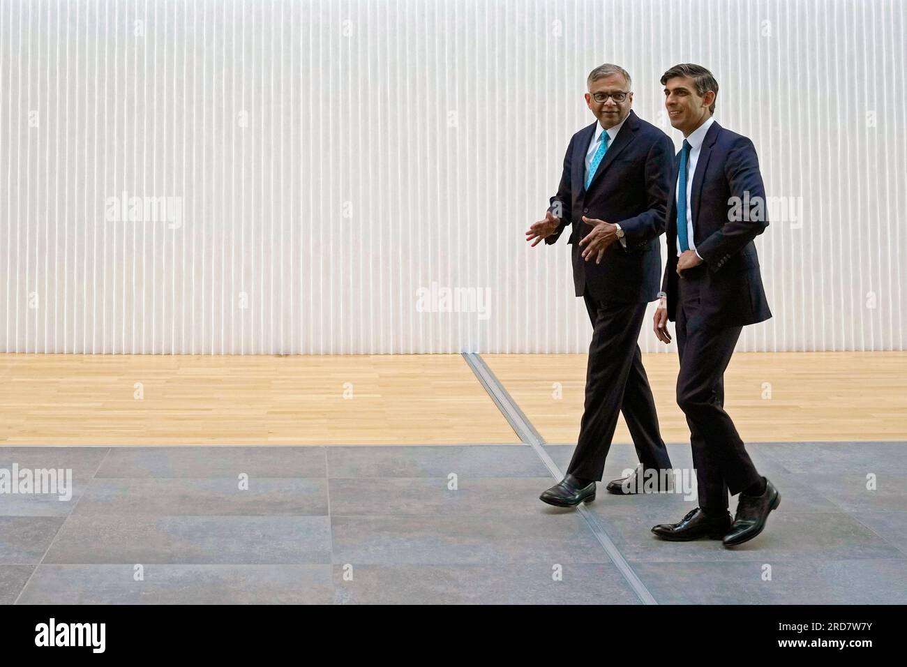 Il primo ministro Rishi Sunak (a destra) con il presidente di Tata Sons, Natarajan Chandrasekaran durante la sua visita a Jaguar Land Rover nel Warwickshire. Data foto: Mercoledì 19 luglio 2023. Foto Stock